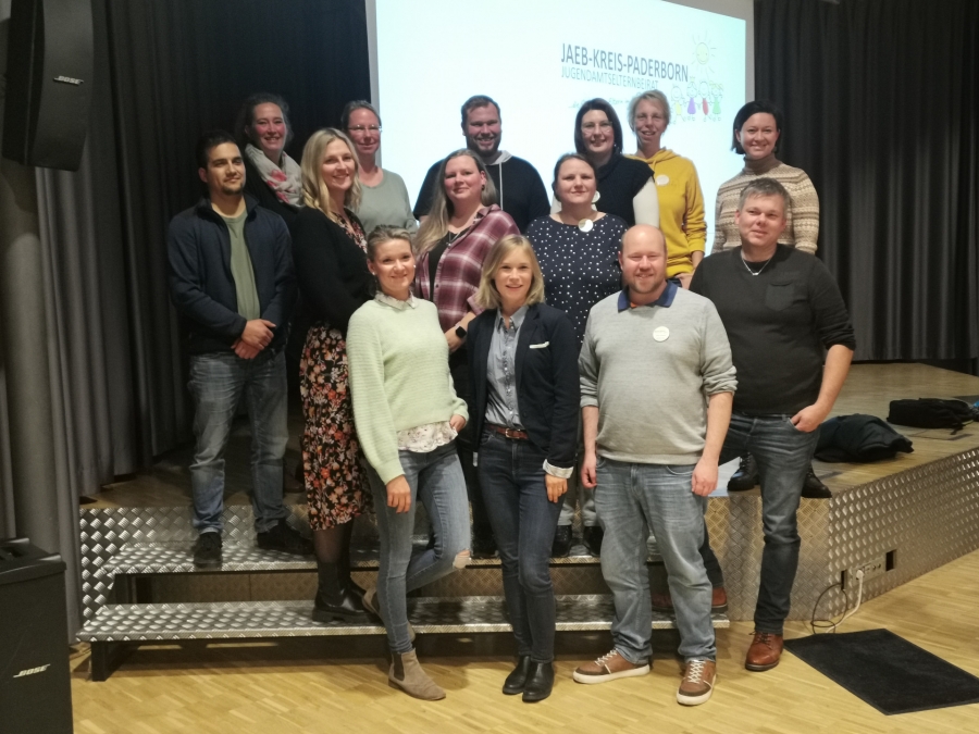 Der neugewählte Vorstand des JAEBs. von hinten links: Ramona Hunold, Julia Bußmann, Stefan Küchler, Sahra Almer, Nicola Wagner, Olesja Seitov Mitte: Aron Möllers, Sahra Happe, Corinna Matalla, Swetlana Höckel, Vorne: Julia Richter, Marietheres Janoschka, Julian Overkott , Matthias Matiz. © Kreis Paderborn